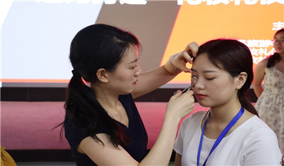 “遇見(jiàn)更好的自己”化妝禮儀培訓(xùn)七夕舉行（圖）